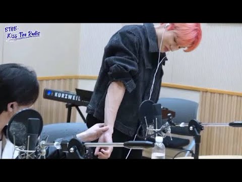 ATEEZ Wooyoung show his Veins [HD]