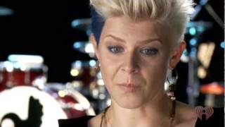 Robyn - Dancing On My Own (LIVE)