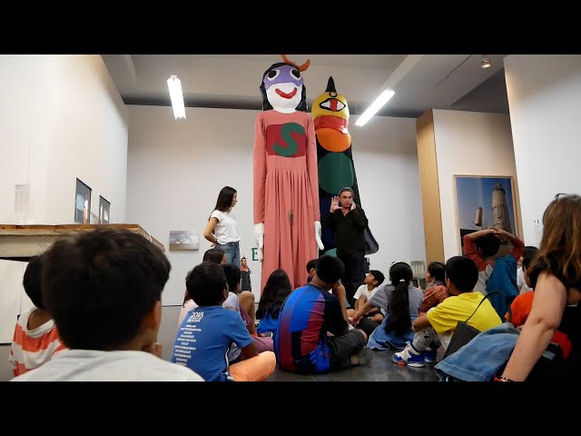 Infants participen en l’exposició d’en Jordi Colomer al MACBA