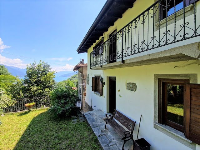 A GRAVEDONA, SPLENDIDA VILLETTA INDIPENDENTE CON VISTA LAGO E GIARDINO