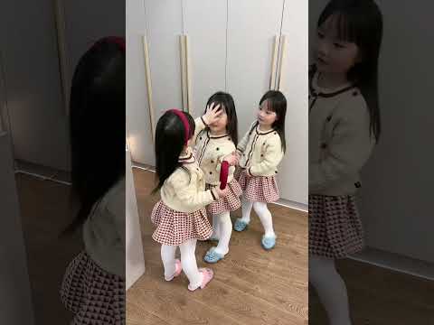 👧👧👧In the morning, the triplet sisters help each other and finish getting ready within two hours.