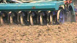 preview picture of video 'Agroyield Danue Farm Alfa Seeding 2010'