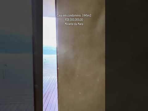 Uma mansão de 845m2 de área construída no Condomínio Mirante da Mata com vista pras montanhas