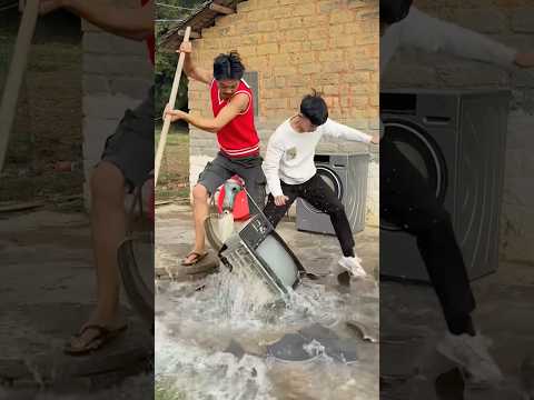 Metí la tele en la lavadora y la arruiné completamente