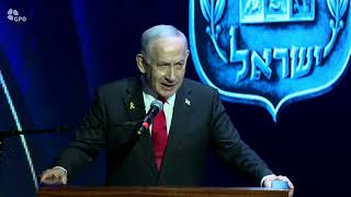 ראש הממשלה נתניהו במשטרת ישראל: "הוכחתם אומץ לב עילאי ומחויבות עילאית לשלום אזרחינו וביטחון מדינתנו" (עדכוני משרד ראש הממשלה) - התמונה מוצגת ישירות מתוך אתר האינטרנט יוטיוב. זכויות היוצרים בתמונה שייכות ליוצרה. קישור קרדיט למקור התוכן נמצא בתוך דף הסרטון