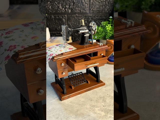 Vídeo relacionado con Yunxwd Caja de Música de Máquina de Coser, 1:12 Caja de Música Retro para el Hogar, la Oficina, la Decoración de la Sala de Estudio, el Regalo de Cumpleaños de Festival
