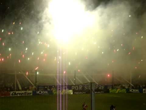 "TALLERES VS MAIPU-BOUTIQUE 2011- BENGALAS IMPRESIONANTE!!!!!" Barra: La Fiel • Club: Talleres