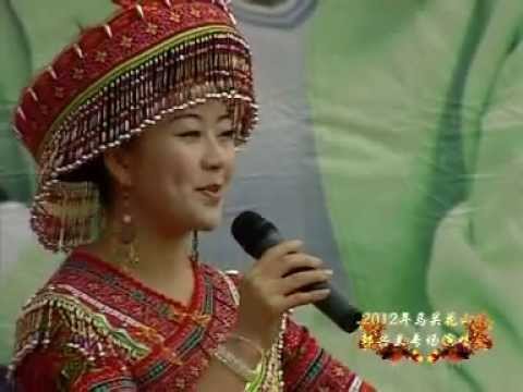 Laj Tsawb yog peb ib tus ntshais hmoob suab hu nkauj zoo heev