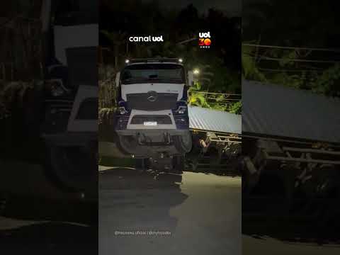 Carreta fica travada ao voltar de ré em rua íngreme de Osasco (SP)