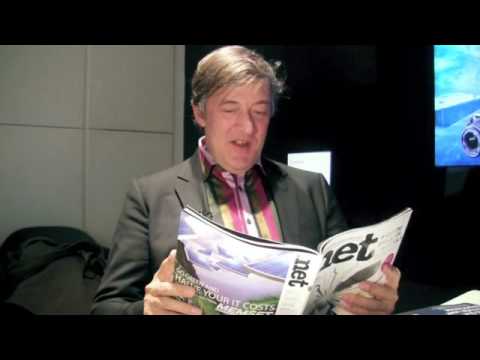 Stephen Fry accepts his .net magazine award