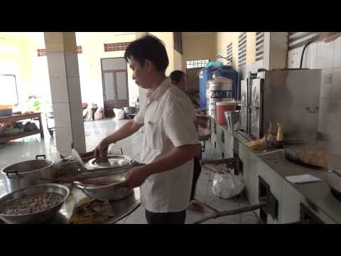 Nấu cơm ở Trường Phật Học Đồng Nai