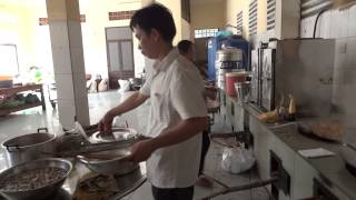 Nấu cơm ở Trường Phật Học Đồng Nai