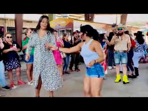 Bailando Ana Franco y Cecilia Juárez en la pulga de Álamo Texas
