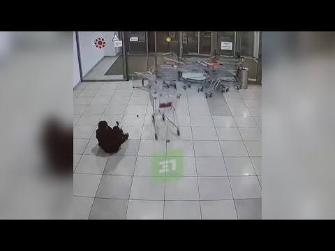 Стая тележек едва не раздавила девушку в ТЦ