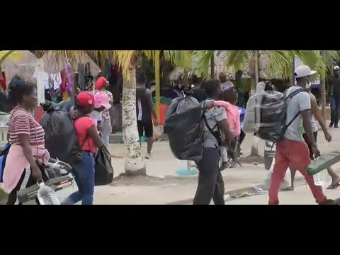La travesía de miles de migrantes que permanecen varados en Necoclí se hace cada día más difícil.