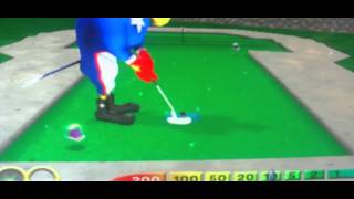 Mini golf maniacs Bumpy Putt hole in one