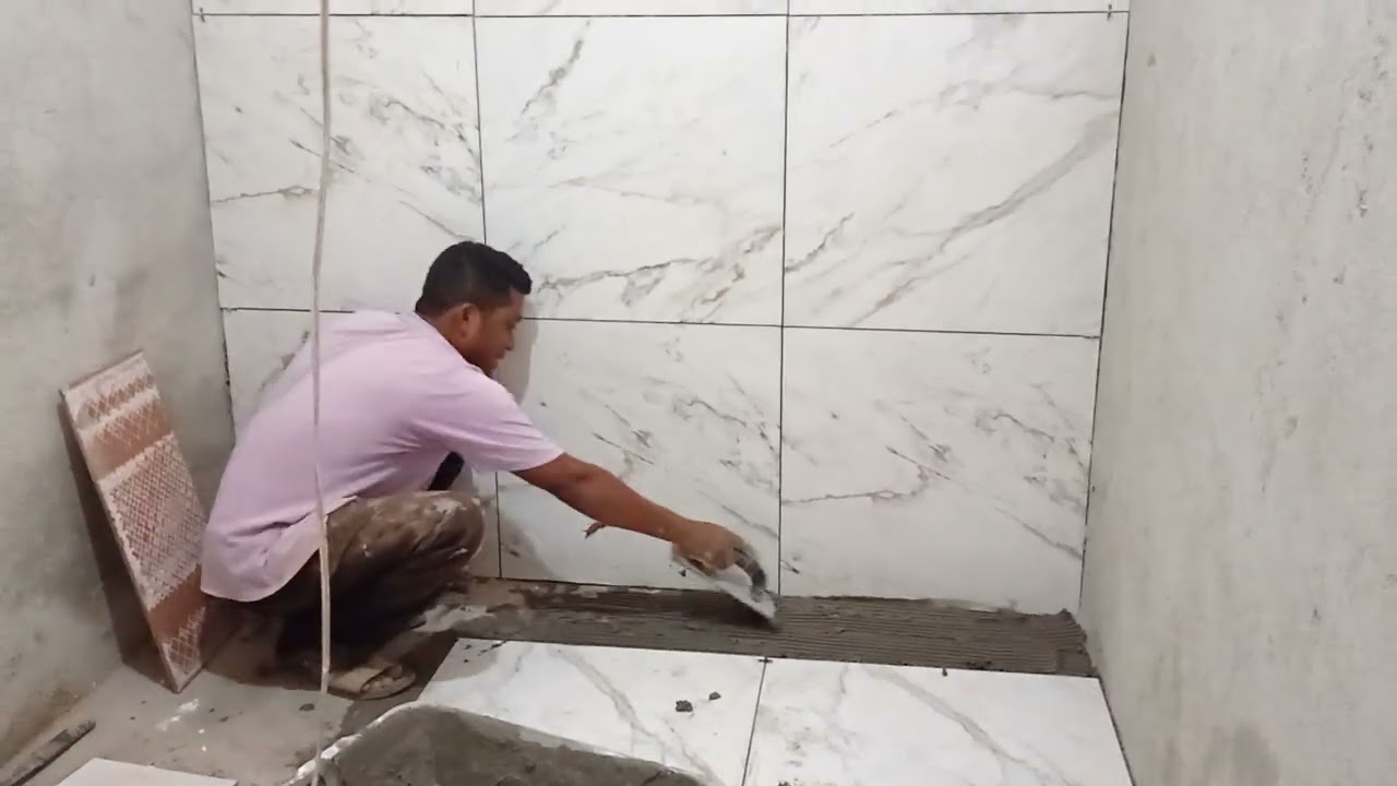 colocando piso no banheiro