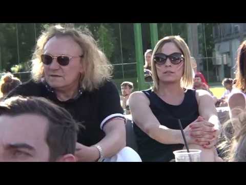 Levest vitt meccs után Charlie beteg barátjának, Somló Tamásnak