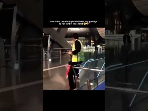 She asked the officer permission to say goodbye to her aunt at the airport 🥹❤️
