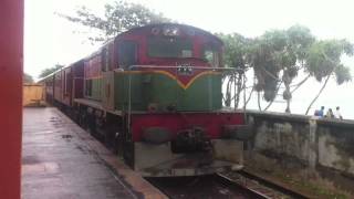 preview picture of video 'M7 class Train at Wellawatta Station'