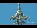 Su-35 riehuu taivaalla.