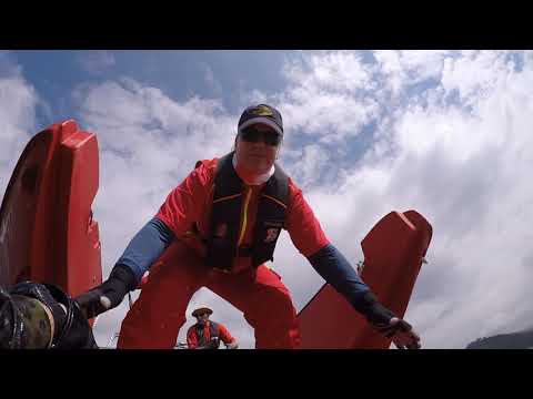 100 Fallschirmjäger trainieren Wasserlandung auf dem Edersee