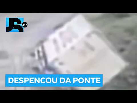 Caminhão despenca de ponte após manobra de ultrapassagem em rodovia gaúcha
