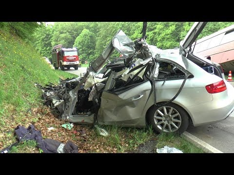 Audi prallt auf Schulbus: 19-Jähriger in Lebensgefahr und weitere Verletzte