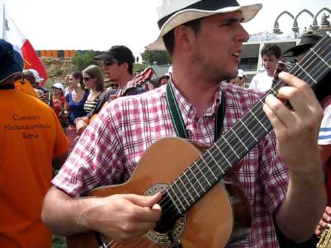 Neokatekumeni iz Zagreba ispred Domus Galilaeae.AVI