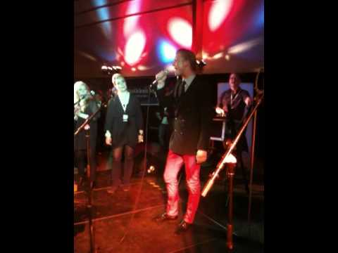 Christopher Brandt synger "Oh babe, kom med et bud" til dansk MGP-afterparty
