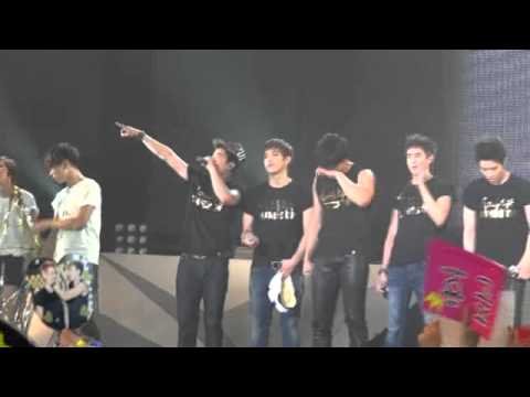 111007 Hands Up in Taiwan