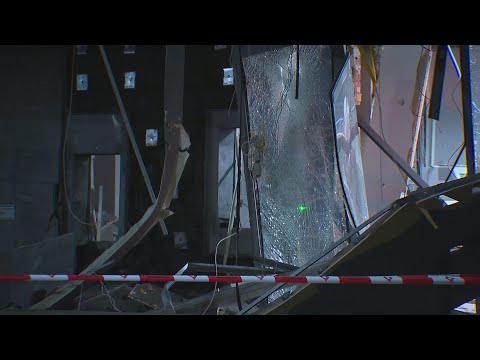 Aesch BL: Unbekannte brechen Bankomaten auf