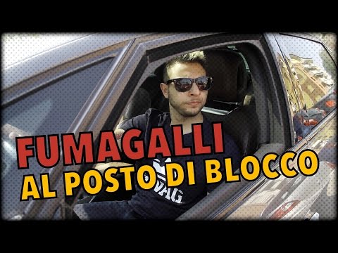 Maschere su una faccia con leffetto di decolorazione La fotografia bianca di ragazze con lentiggini è nera