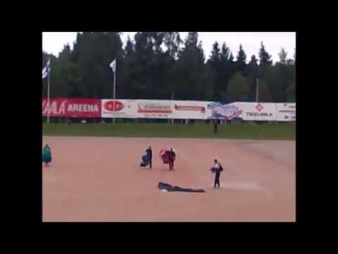 Nurmon Jymyn Paavo Pelto saapui laskuvarjolla Superpesisotteluun.