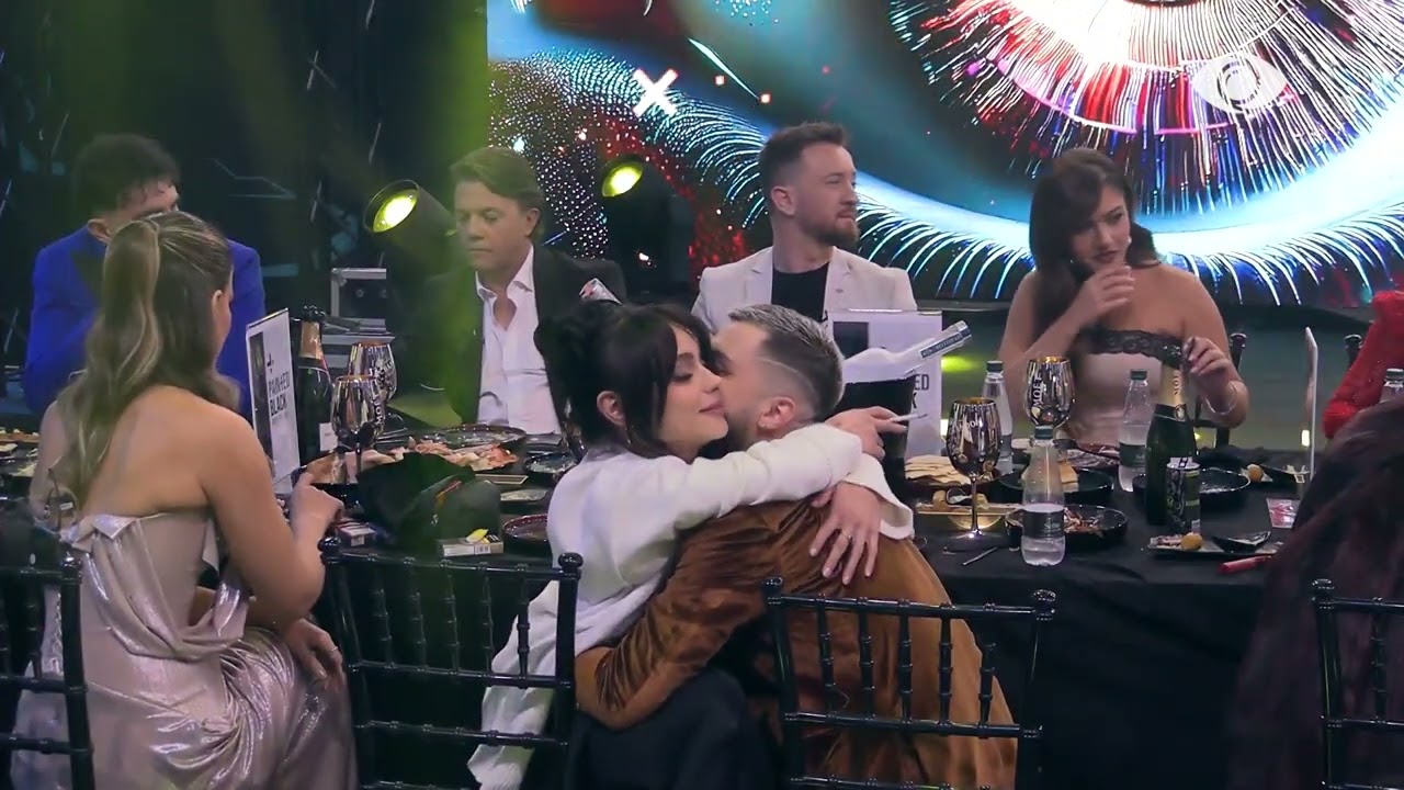 Egli dhe Gjesti shkëmbejn përqafime dhe puthje me njëri-tjetrin