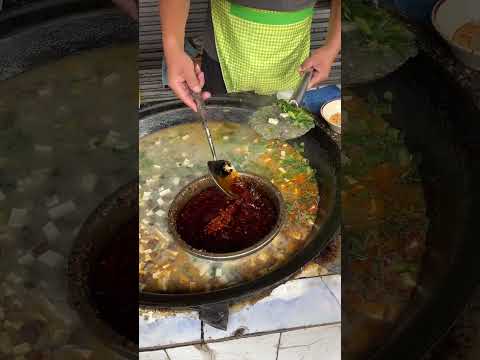 河南安阳开车带朋友吃扁粉菜，7元一碗，朋友不吃猪血，我爱吃 #百路驰开拓者联盟 @BFGoodrich百路驰