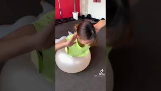 【TikTok】胸チラ連発の背筋トレーニング