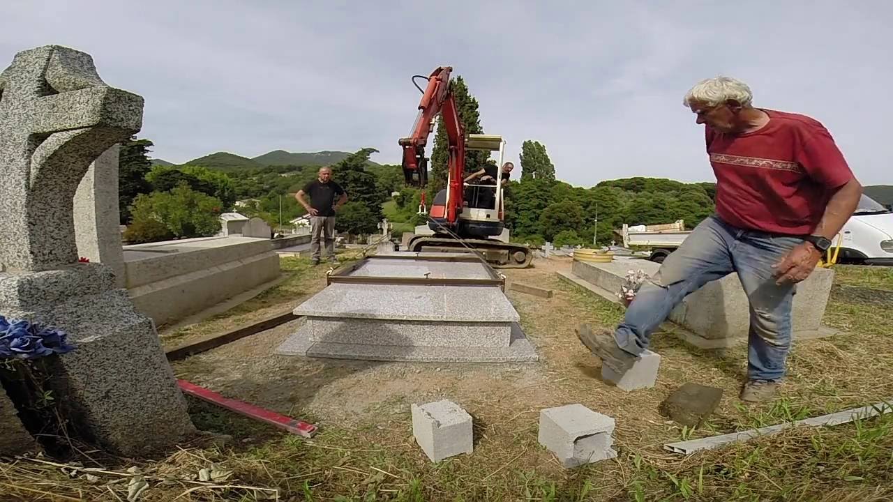 pose d'une plaque d'habillage de caveau