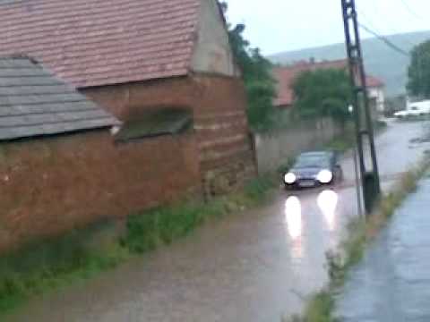 Strada inundata la Vinerea (jud Alba) 19.06.2010