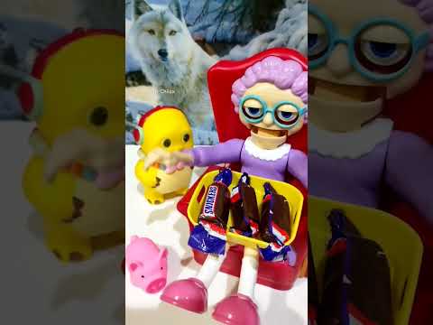 Toothless Granny love Snickers Chocolate 🍫🍫👵 ❤︎ Chilax