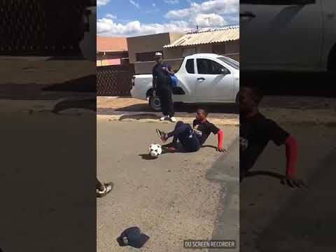 Olha esses caras jogando futebol