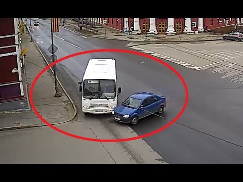 Столкнулись на пустой дороге автобус и Renault Logan