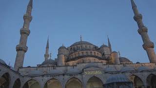 La chiamata alla preghiera alla moschea blu di Istanbul