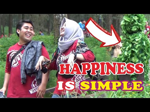 bushman-prank-in-the-pine-forest-full-of-expression-prank-manusia-pohon