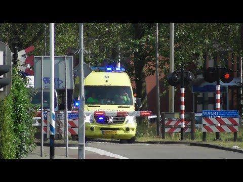 (Vast voor spoorbomen) A1 Ambulance 21-114 met spoed in Oss