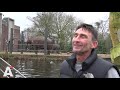 Dieren in Artis stoeien met de kerstboom van de Dam