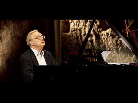 Haydn Piano Sonata No. 33 Hob. XVI/20 - Brendel (Live, 1980)