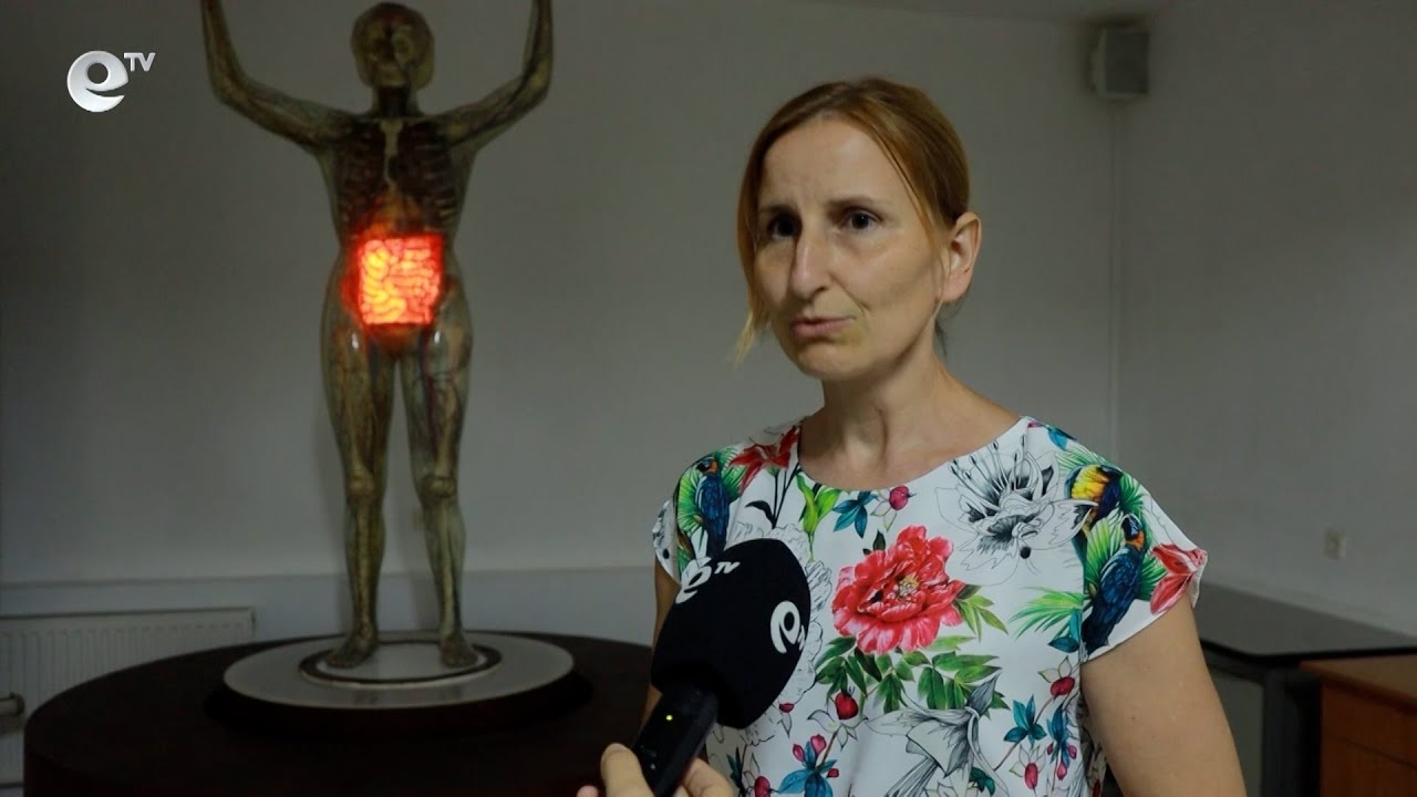 Стъклен експонат на жена в естествена големина подпомага здравното образование на малки и големи