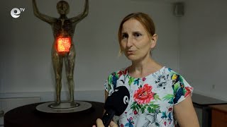 Стъклен експонат на жена в естествена големина подпомага здравното образование на малки и големи