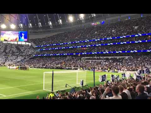 Sfeeractie en opkomst van de spelers van Tottenham Hotspur en Ajax 0-1